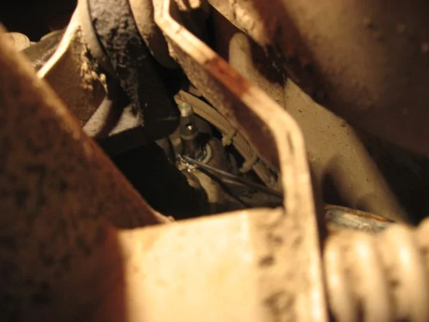 Демонтаж сальника штока коробки передач Ауди 80